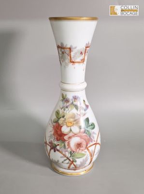 Vase en verre opalin fond blanc à décor de fleurs .