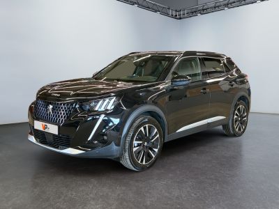 Le nouveau SUV Peugeot est exposé dans un showroom