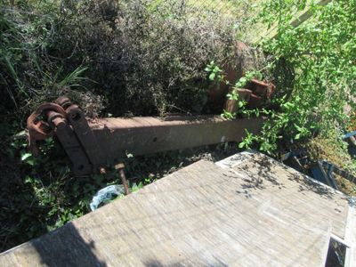 un wagon rouillé abandonné au bord de la route