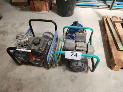 deux petits générateurs posés par terre à côté de palettes de bois