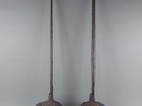une paire de clochettes en laiton ancien sur fond blanc