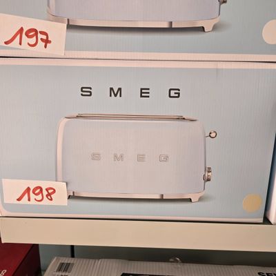 deux cartons de grille-pain Smeg exposés dans un magasin