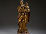 l'image d'une statue représentant une femme tenant un enfant dans ses bras