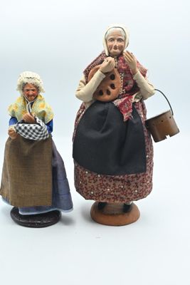 deux figurines représentant des personnes debout l'une à côté de l'autre