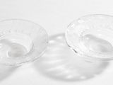 deux verres à vin vides posés sur une surface blanche