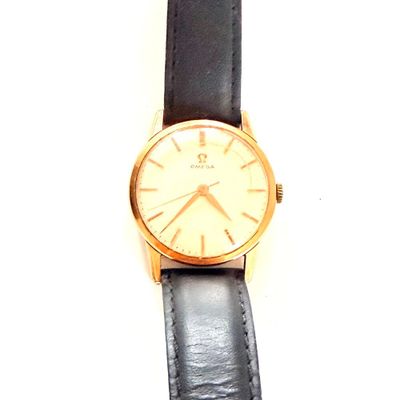 une montre posée sur un bracelet en cuir noir