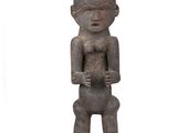 l'image d'une statue d'un homme avec un chapeau sur la tête