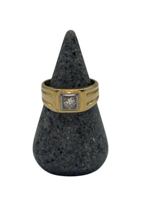 Chevalière d'homme en or jaune et platine ornée d'un brillan…