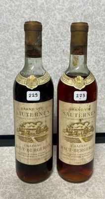 deux bouteilles de vin posées l'une à côté de l'autre sur une table