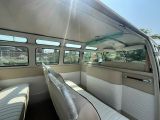 deux sièges à l'arrière d'un bus, avec un rayon de soleil qui traverse la vitre