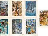 Plusieurs tableaux, de couleurs et de tailles variées, sont exposés sur une surface blanche