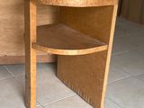 une petite table en bois surmontée d'une étagère
