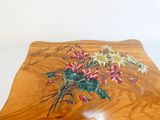 une boîte en bois décorée de fleurs peintes