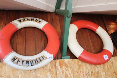 deux gilets de sauvetage posés par terre l'un à côté de l'autre