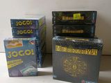 trois DVD sont empilés les uns sur les autres sur une table