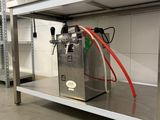 une machine qui se trouve sur une étagère dans une pièce