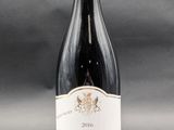 une bouteille de vin posée sur une table