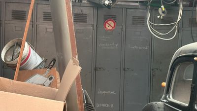 un camion garé à côté d'une rangée de casiers