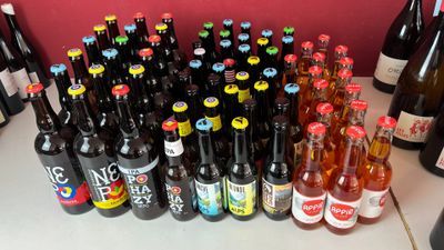 plusieurs bouteilles de bière posées sur une table