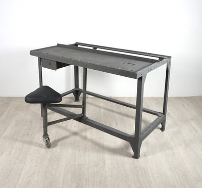 une image représentant un bureau avec une chaise devant
