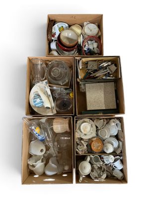 des boîtes remplies d'objets divers posées sur une surface blanche