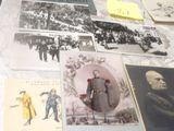 une table sur laquelle sont disposées de nombreuses cartes postales anciennes et des photos
