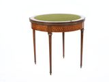 une image représentant une petite table avec un plateau vert