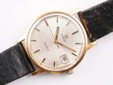 a watch that is sitting on a black leather strap