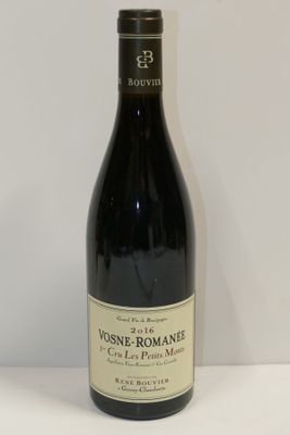 une bouteille de vin posée sur une table