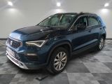un 4x4 bleu garé dans un garage au sol en damier