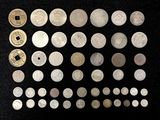 un grand nombre de pièces de monnaie qui se trouvent sur une surface noire