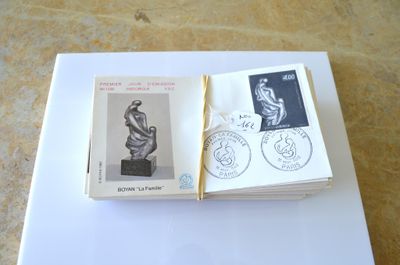 deux livres posés sur une table, sur lesquels sont apposés des timbres