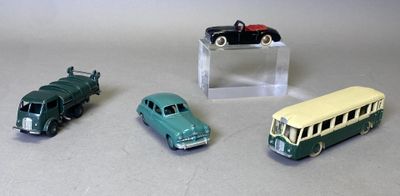 trois petites voitures et un bus placés les uns à côté des autres