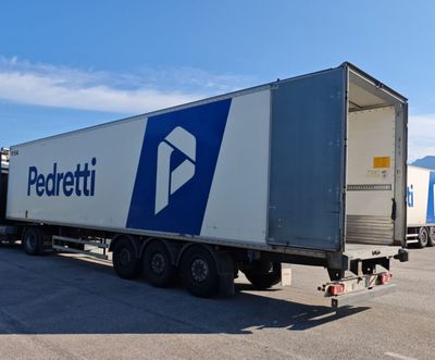 un camion semi-remorque garé dans un parking