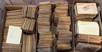 beaucoup de vieux disques dans une boîte posée par terre
