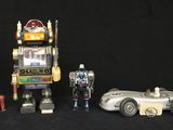 une petite voiture et un petit robot côte à côte