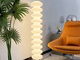 une lampe posée sur une table à côté d'une chaise