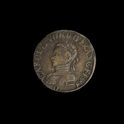 gros plan d'une pièce de monnaie sur fond noir