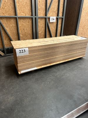une boîte en bois posée sur une table