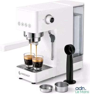 une image d'une machine à café avec deux tasses de café