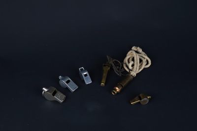 tout un tas d'objets métalliques de toutes sortes sur la table