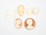 une photo d'un sandwich sur laquelle figurent les portraits d'un homme et d'une femme