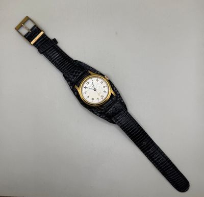 gros plan d'une montre sur une table à fond blanc