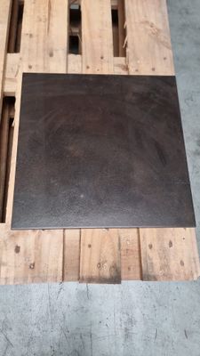 une palette en bois sur laquelle est posée une dalle noire