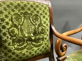 une chaise verte sur laquelle est posé un coussin vert