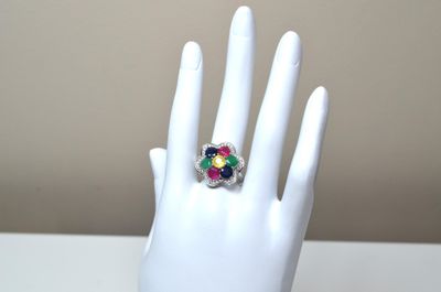 une image représentant la main d'une femme portant une bague