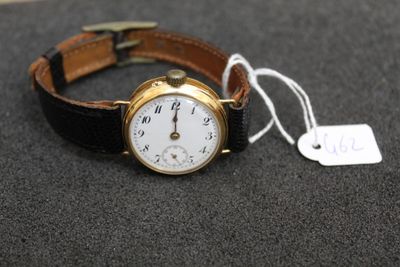 une montre posée sur une table avec une étiquette de prix