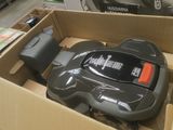 une boîte avec une télécommande à l'intérieur
