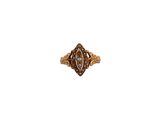 Gros plan sur une bague en or ornée d'un diamant