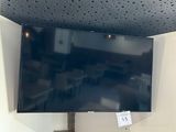 un téléviseur à écran plat fixé au mur dans un coin de la pièce